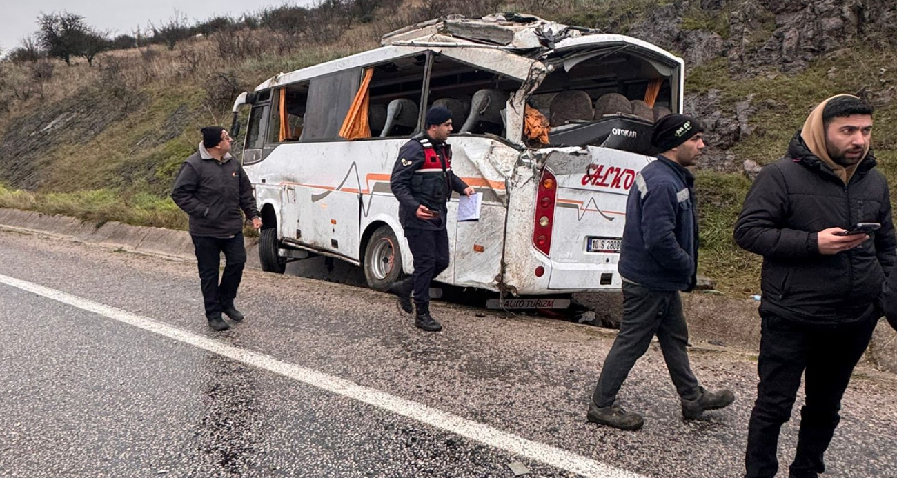 Gönen’de işçi servis midibüsü kaza yaptı: 4’ü ağır, 25 yaralı